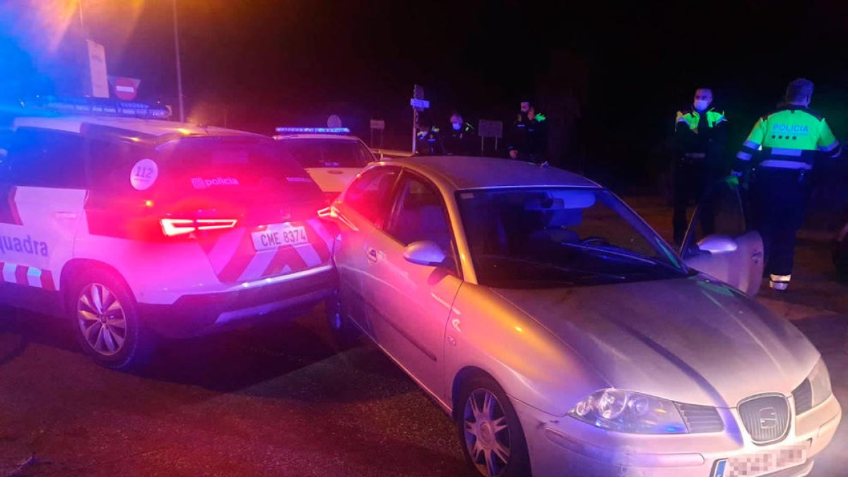 Huye de un control y empieza una persecución por la A-7 hasta chocar con un vehículo policial en Altafulla