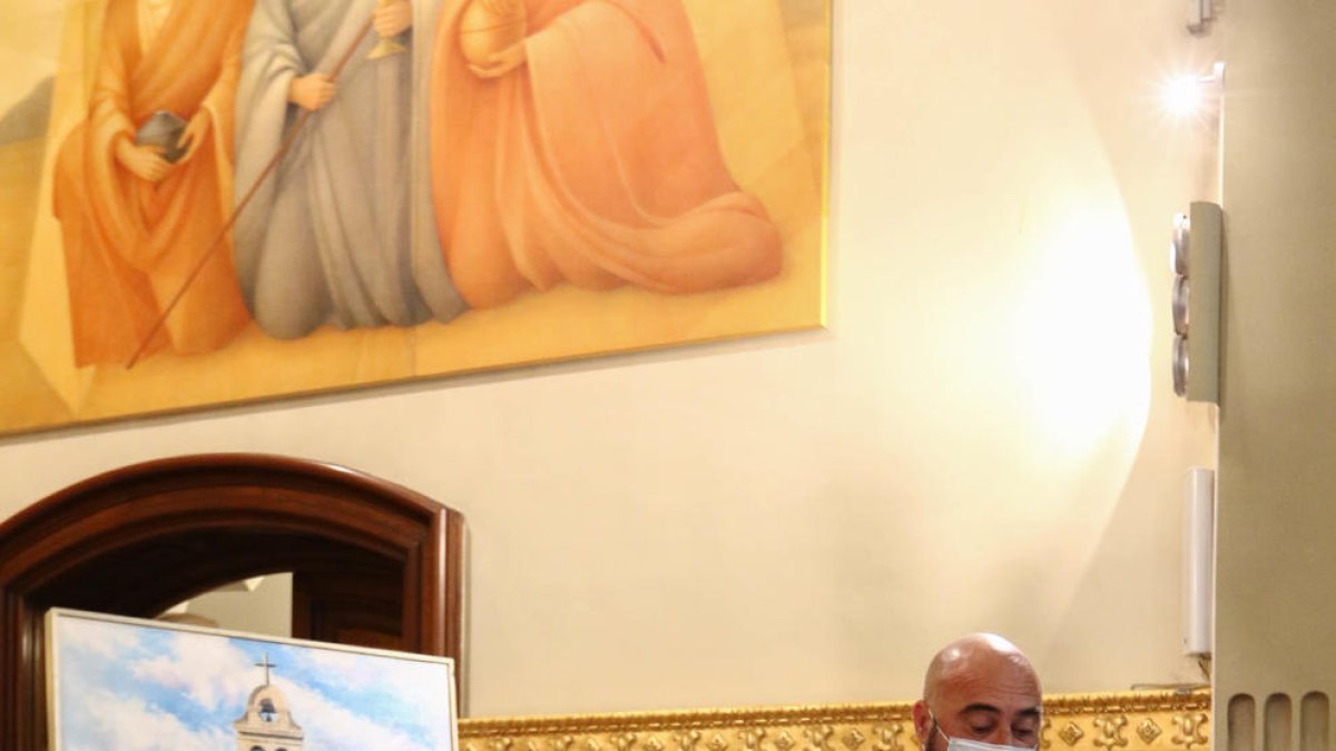 La escalera del cambril de Misericordia incorpora un cuadro de la AV el Santuari