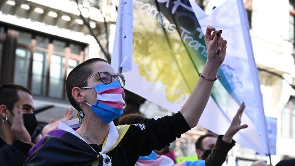 Manifestantes se concentran delante del Ministerio de Igualdad por la aprobación de Llei Trans