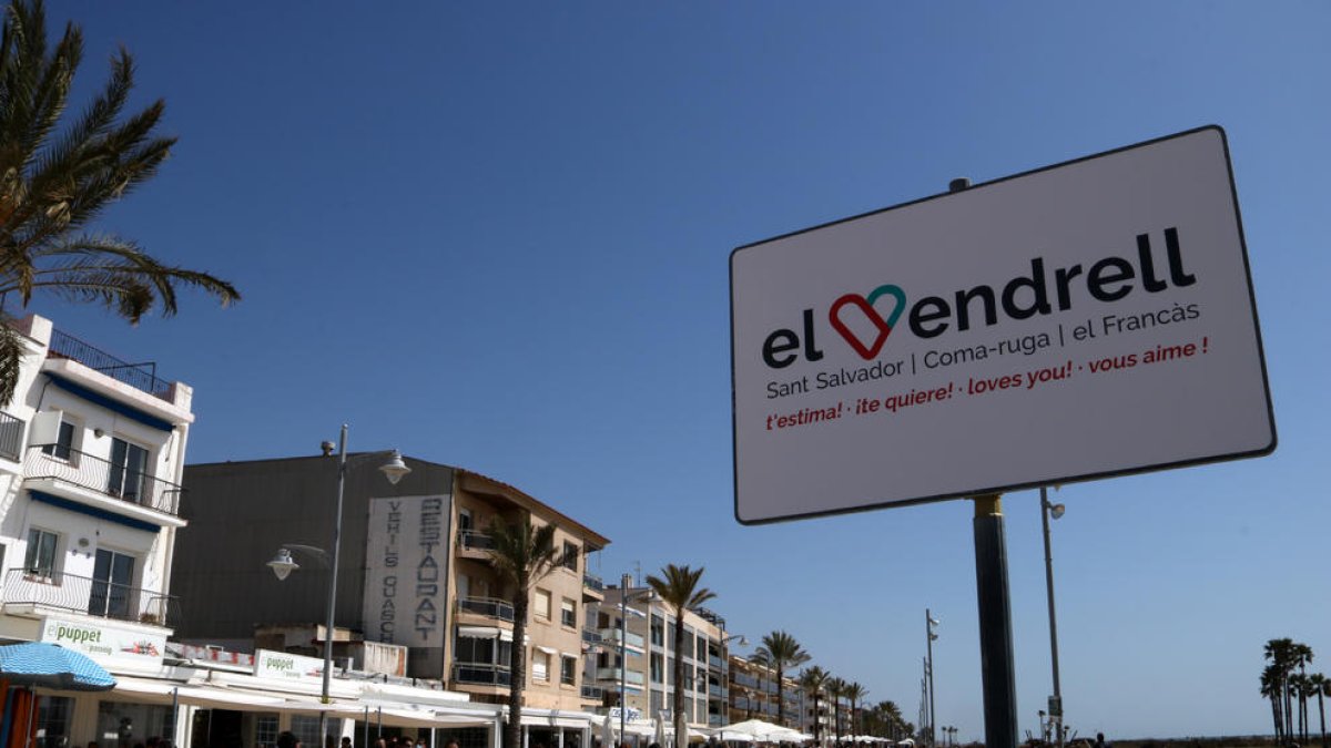 Pla general de persones caminant pel passeig marítim de Coma-ruga, al Vendrell, aquest Divendres Sant. Imatge del 2 d'abril del 2021