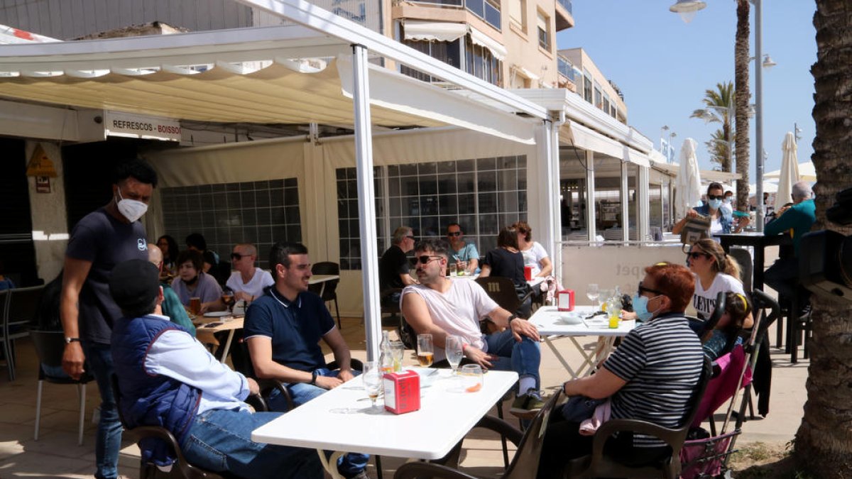Plan|Plano general de un grupo de personas sentadas en una terraza de un bar del paseo marítimo de Coma-ruga, en el Vendrell, este Viernes Santo. Imagen del 2 de abril del 2021