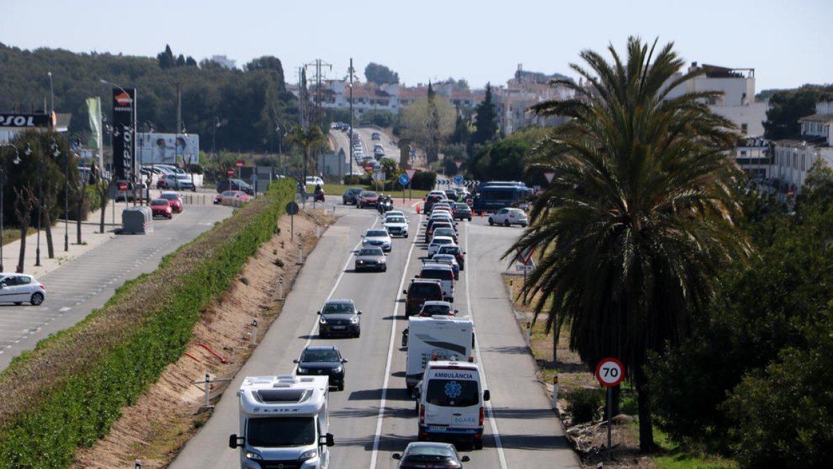 Plan|Plano cerrado de colas de vehículos a la altura de Roda de Berà en l'N-340 durante la mañana de este Viernes Santo. Imagen del 2 de abril del 2021 (Horizontal).