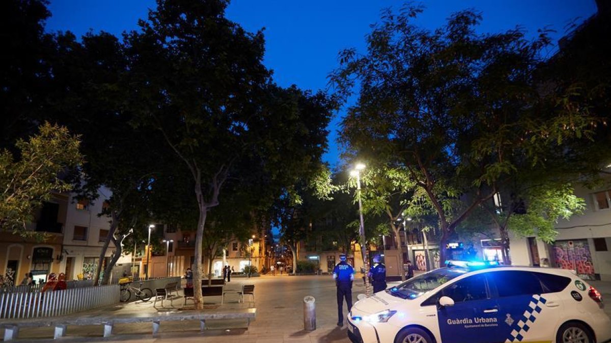 Centenars de joves protagonitzen un 'botelló' il·legal a Barcelona