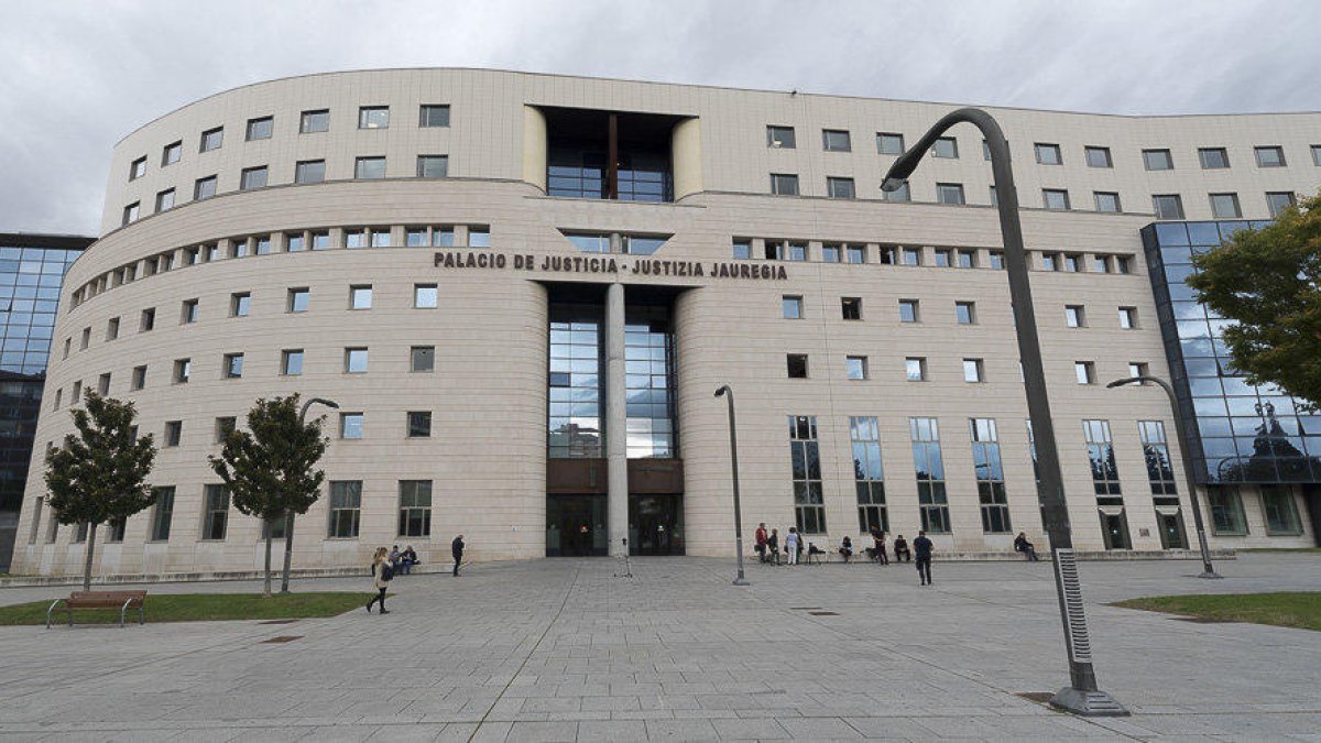 Condenan a 115 años de prisión al jefe de una agencia de modelos por grabarlas desnudas