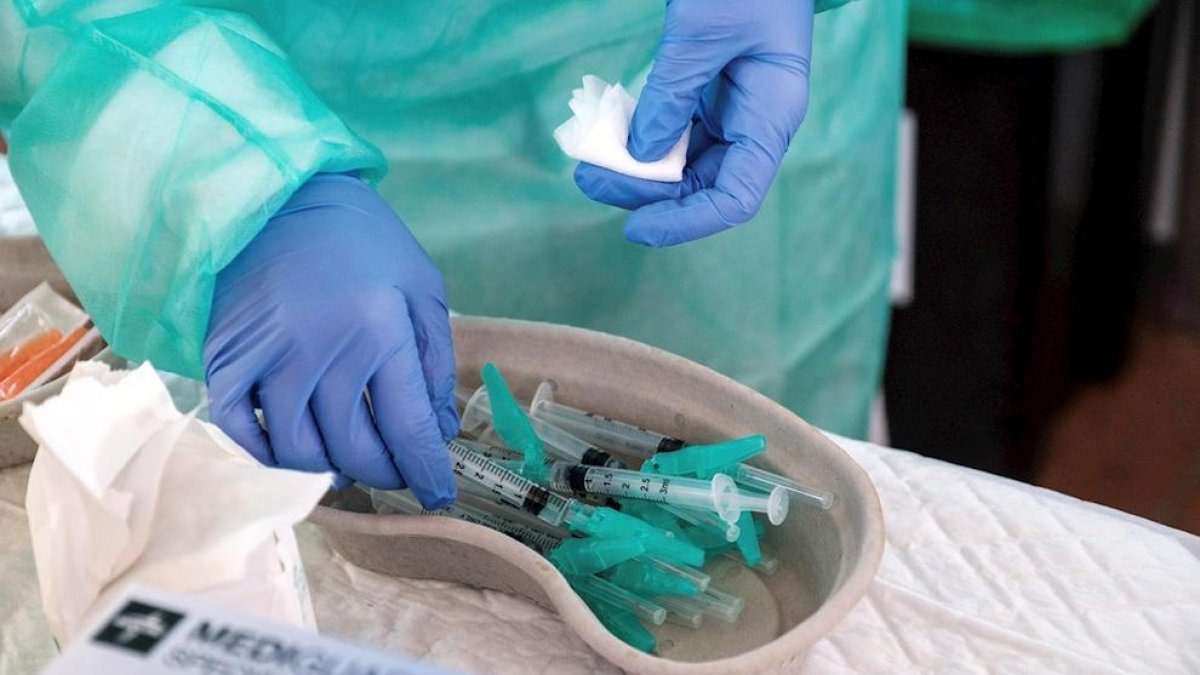 França registra dues noves morts associades a la vacuna d'AstraZeneca