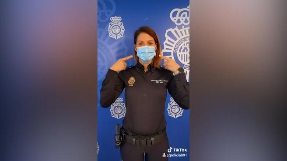Ligar en Tinder o hacer un TikTok vestido de policía, un «postureo» castigado
