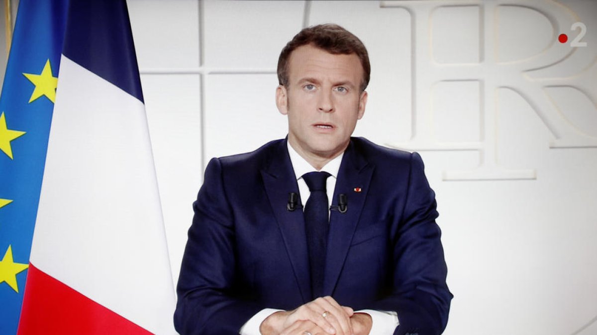 el presidente de Francia, Emmanuel Macron, durante un discurso dirigido a la nación en que anuncia el cierre de escuelas por el aumento de contagios de la covid-19. Pariera, 31 de marzo del 2021. (Horizontal)