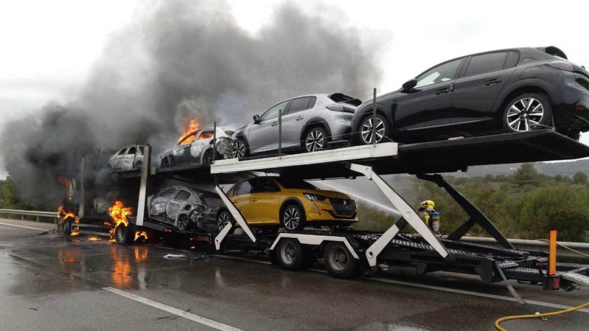 Crema la cabina d'un camió i part dels vehicles que transportava a l'AP-7 a l'Ametlla de Mar