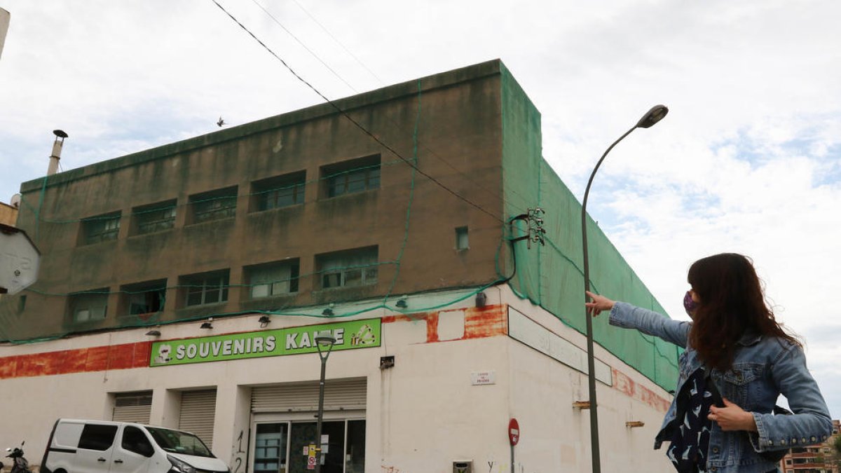 Un edifici del barri de Torreforta de Tarragona convertit en 'colomer' aixeca queixes de veïns i animalistes