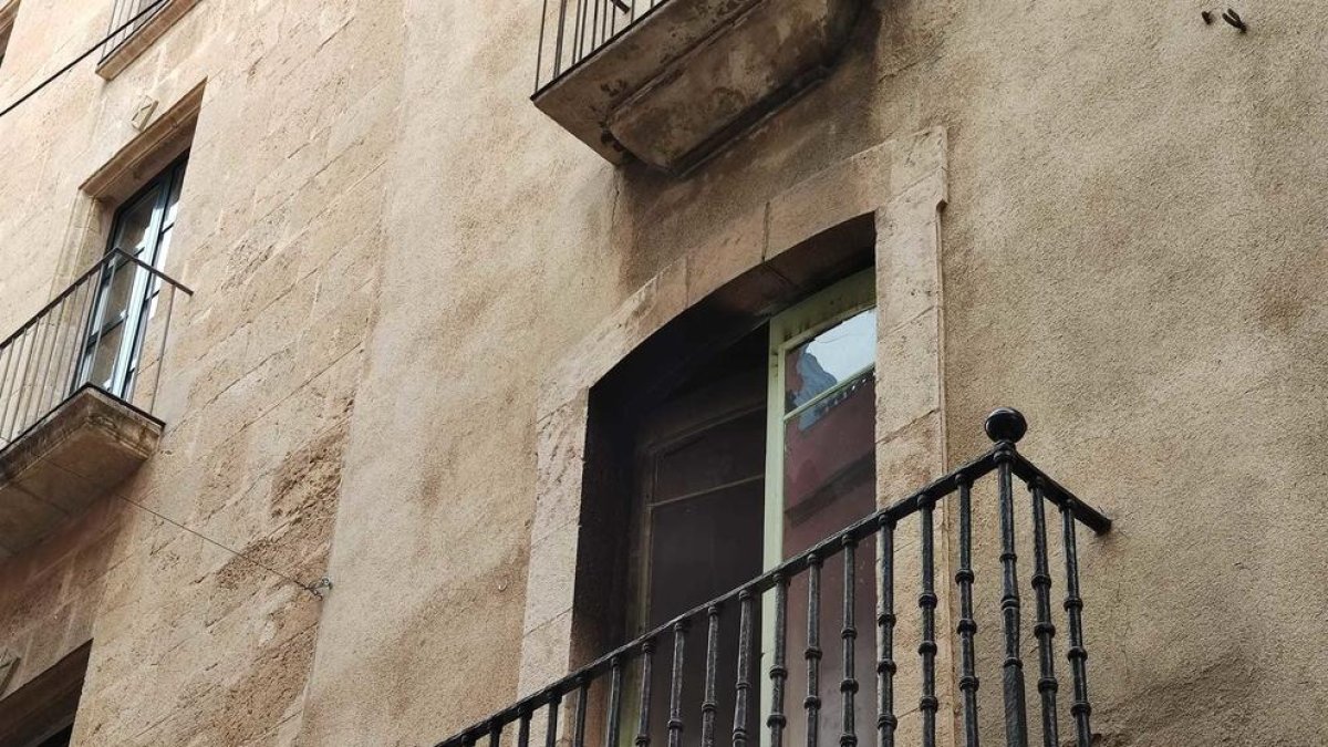 Crema un sofà en un pis de la Part Alta de Tarragona passada la mitjanit