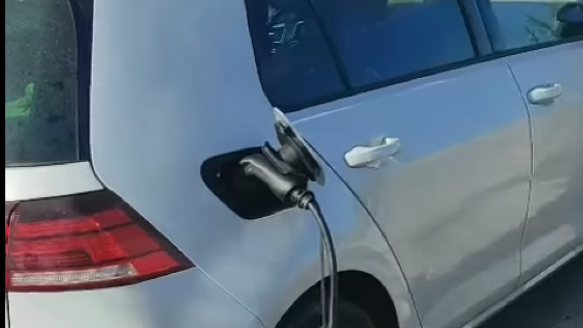 Un conductor decide cargar su vehículo eléctrico en el búnker de Cunit