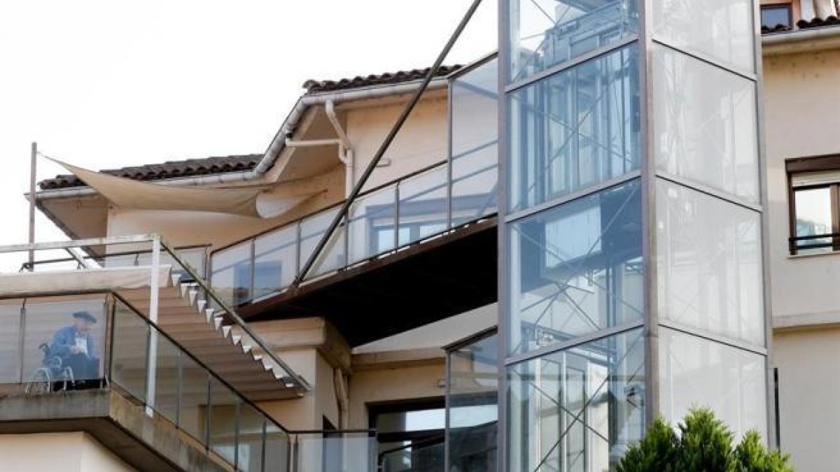 Una treballadora que es va negar a vacunar-se provoca un brot de 21 positius en una residència de Gipuzkoa