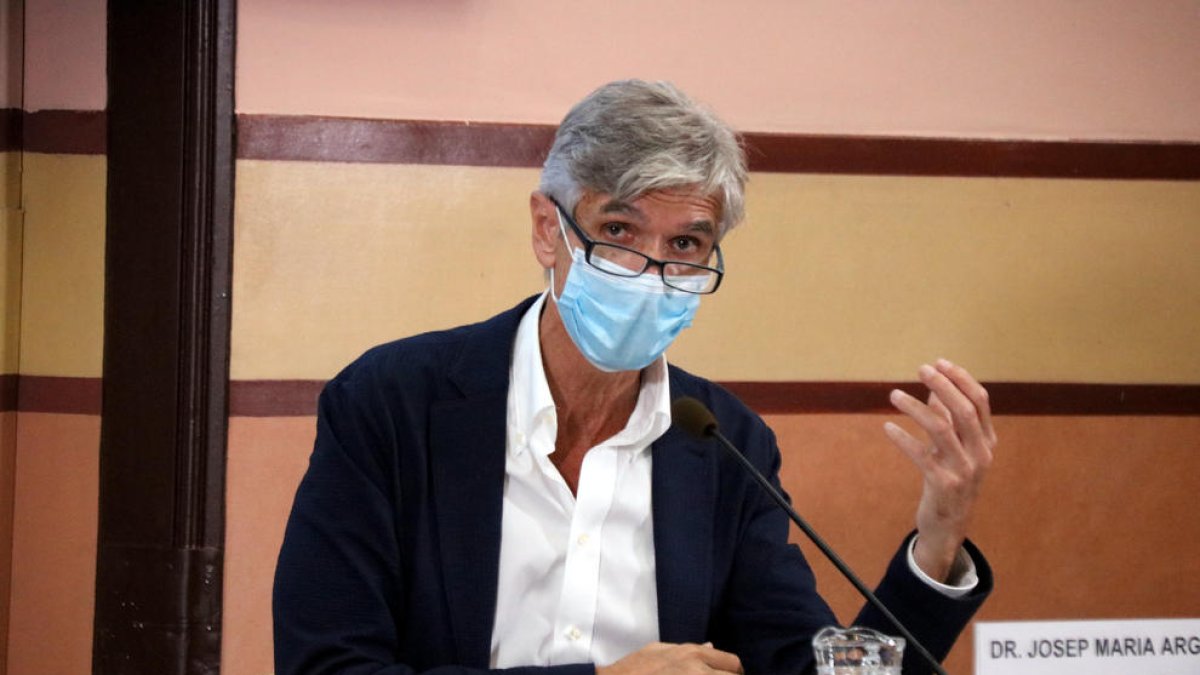 Argimon: «La incógnita de la variante británica nos obligará a alargar las restricciones»