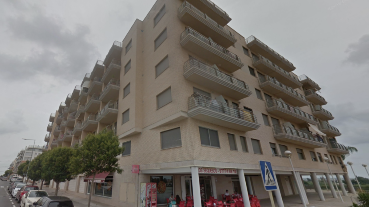 Quema completamente la habitación de un piso en Sant Carles de la Ràpita