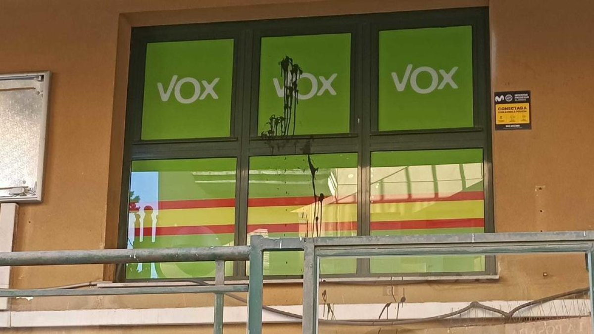 Ataquen amb pintura la seu de Vox Tarragona durant el cap de setmana