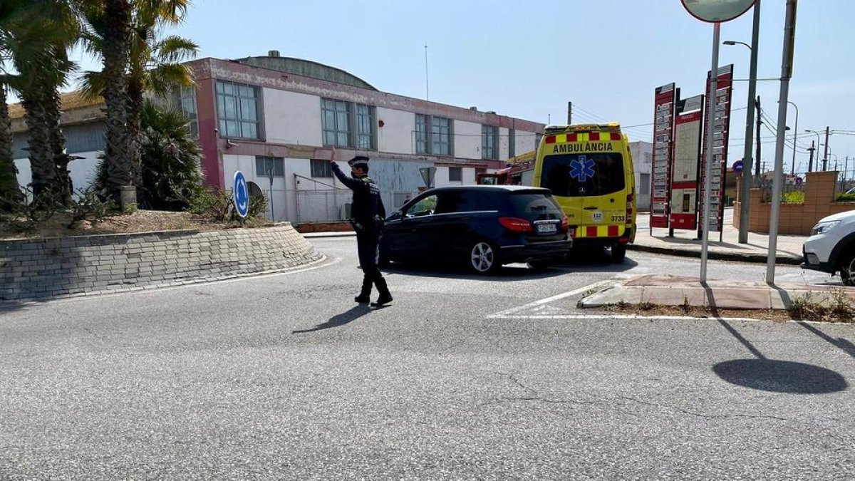 Resulta ferida després que una furgoneta envesteixi la seva moto a Tarragona