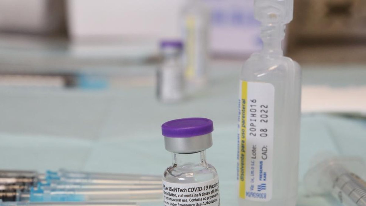 La Agencia Europea del Medicamento desaconseja reaprovechar los restos de los viales para formar una dosis extra de la vacuna