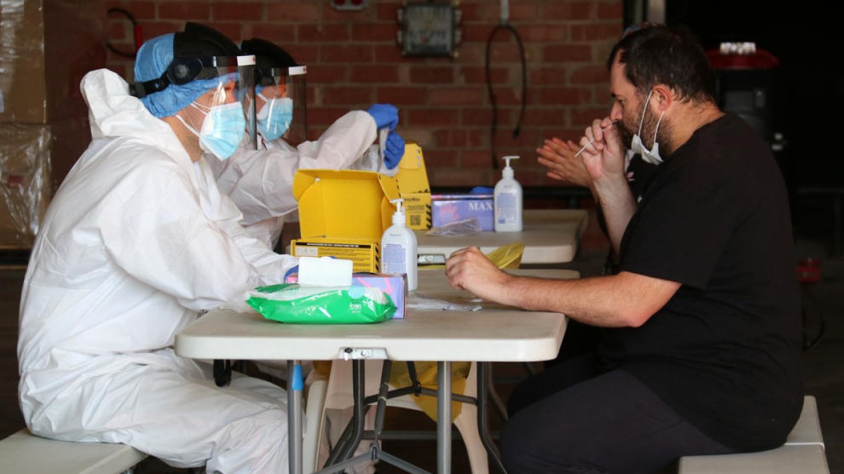 Els temporers de la campanya de la fruita dolça a l'Ebre agraeixen els cribratges preventius