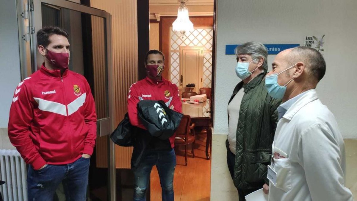 Una comitiva del Nàstic visita els nens hospitalitzats als centres de Tarragona