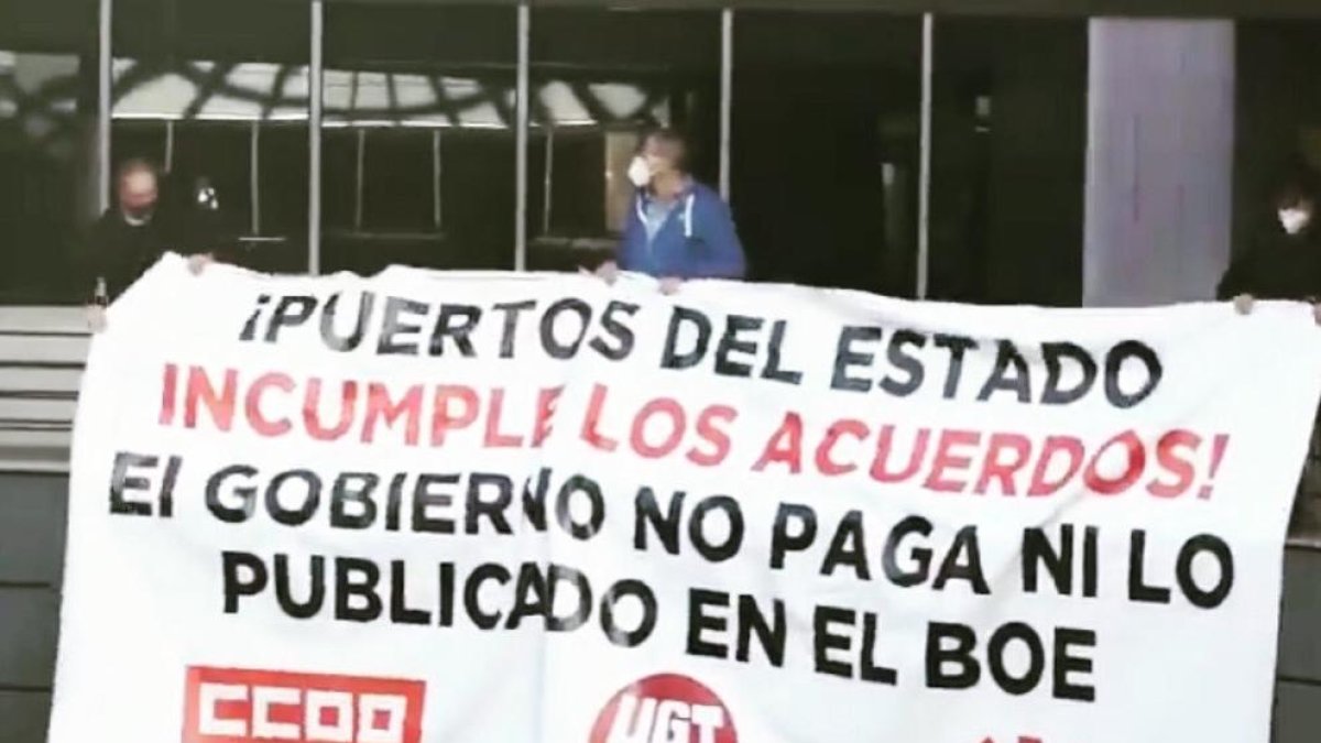 Representantes sindicales se encierran en la sede de Puertos del Estado para reclamar la aplicación del convenio