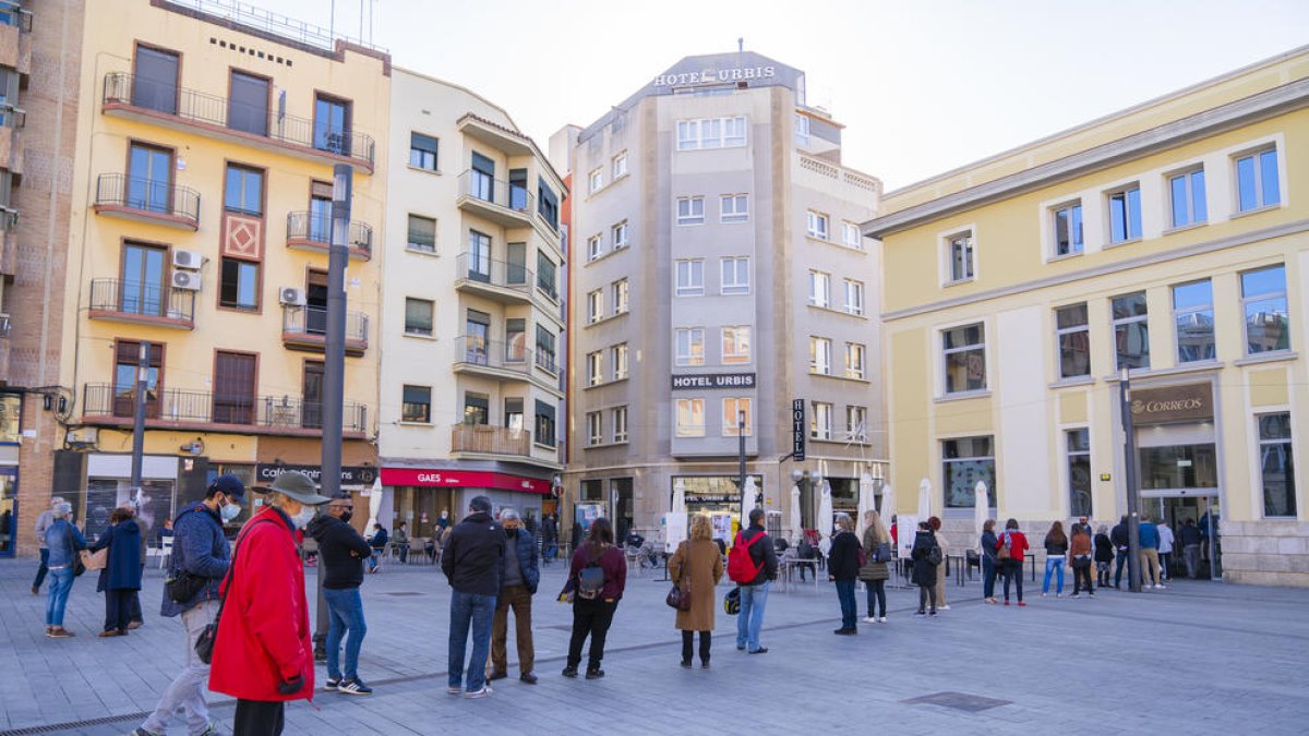 Se siguen formando largas colas en la oficina de Correos de la plaza Corsini