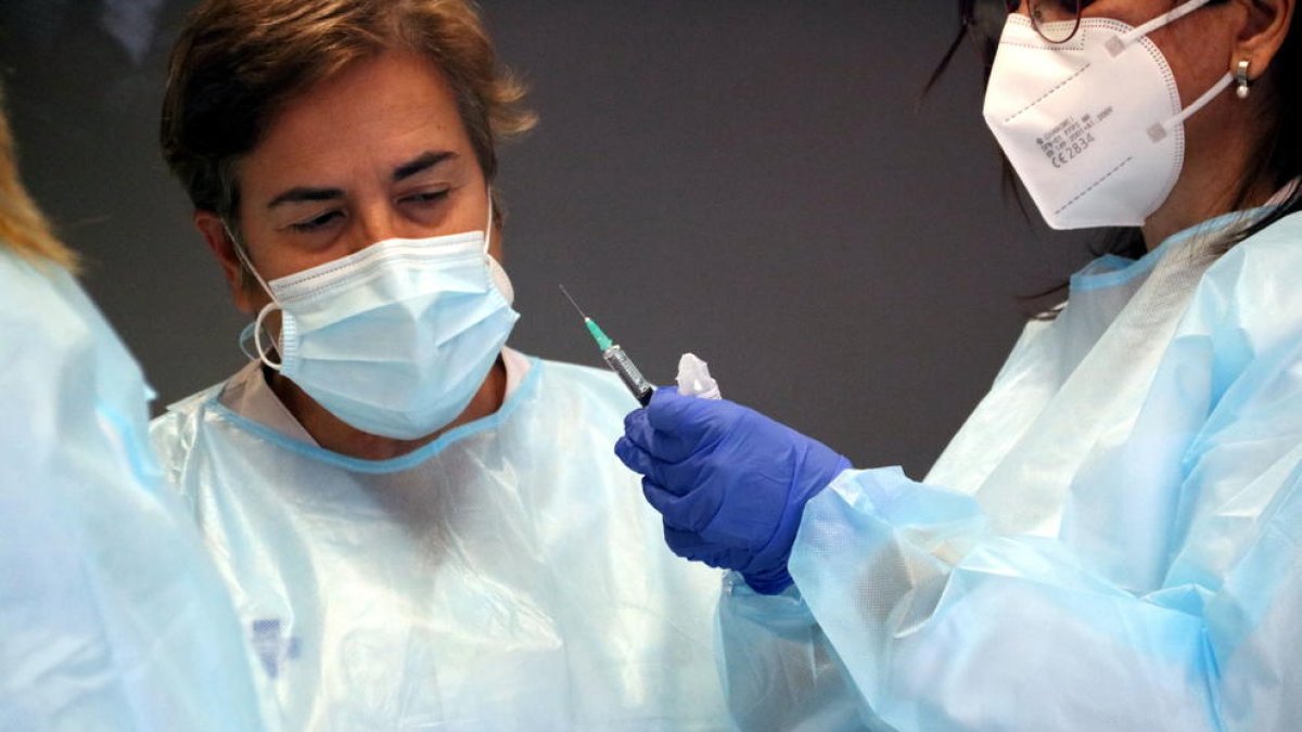 Salut comença a vacunar professionals sanitaris «en paral·lel» a la campanya a residències
