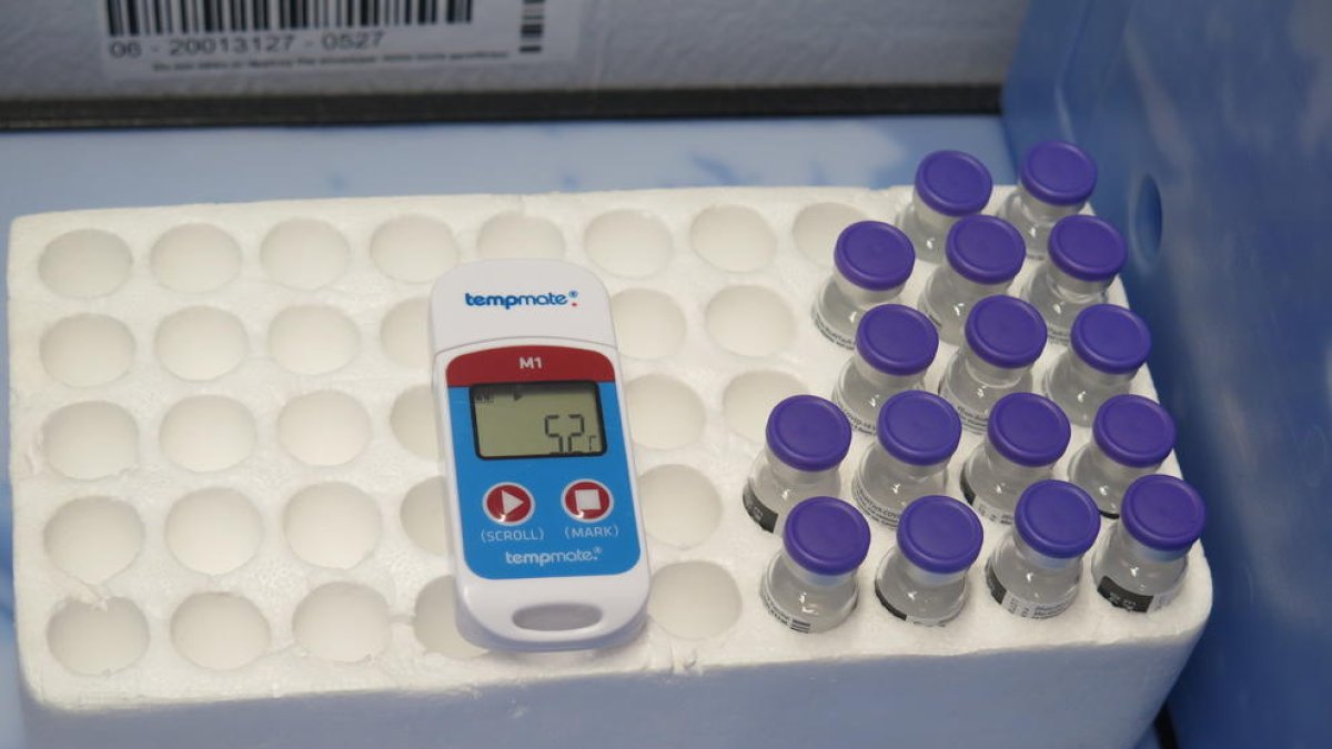 El contrato con Pfizer estipula un precio de 15,50 euros por dosis y exime a la compañía de responsabilidades