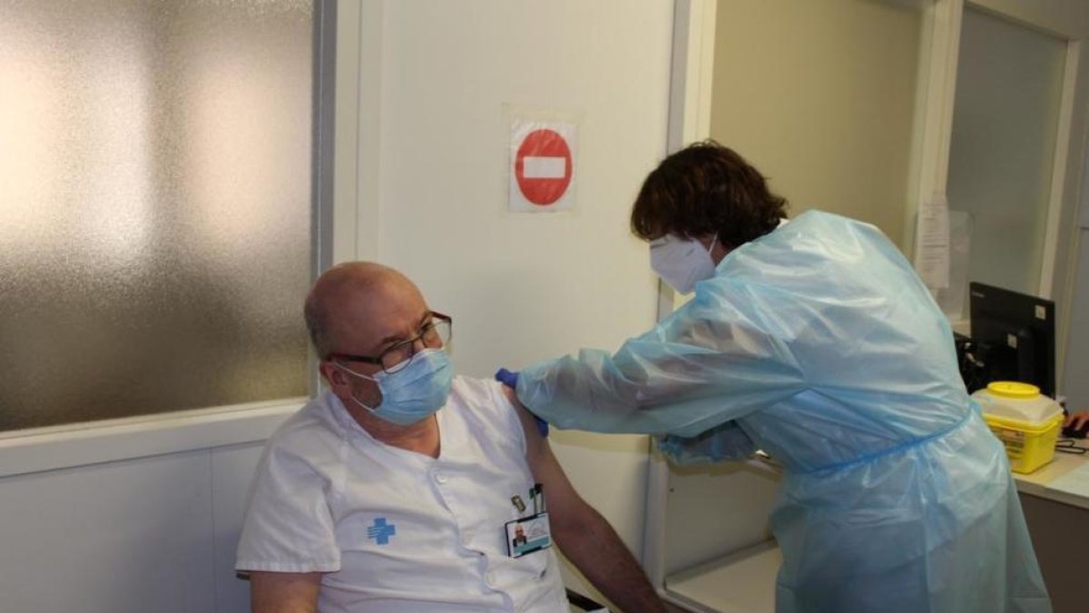 Comença la vacunació als primers professionals del Joan XXIII i al Sociosanitari Francolí