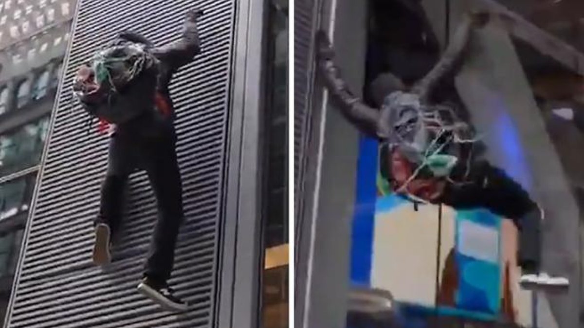 La tremenda caiguda d'un manifestant anticapitalista en tractar d'escalar la façana d'un banc als Estats Units