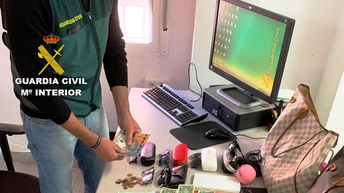 Detinguts per diversos robatoris a ancianes a la sortida de supermercats, un d'ells al Vendrell