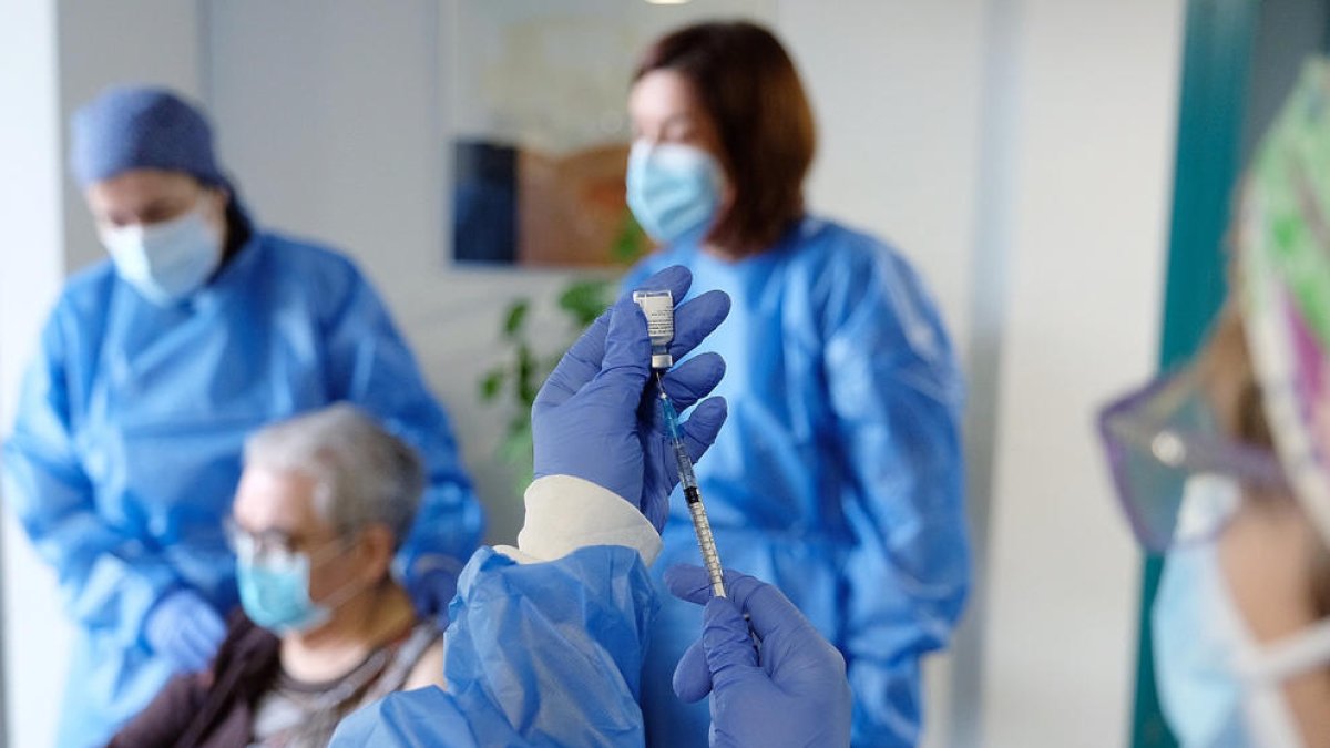 Catalunya disminueix el procés de vacunació per falta de dosis al mes de començar