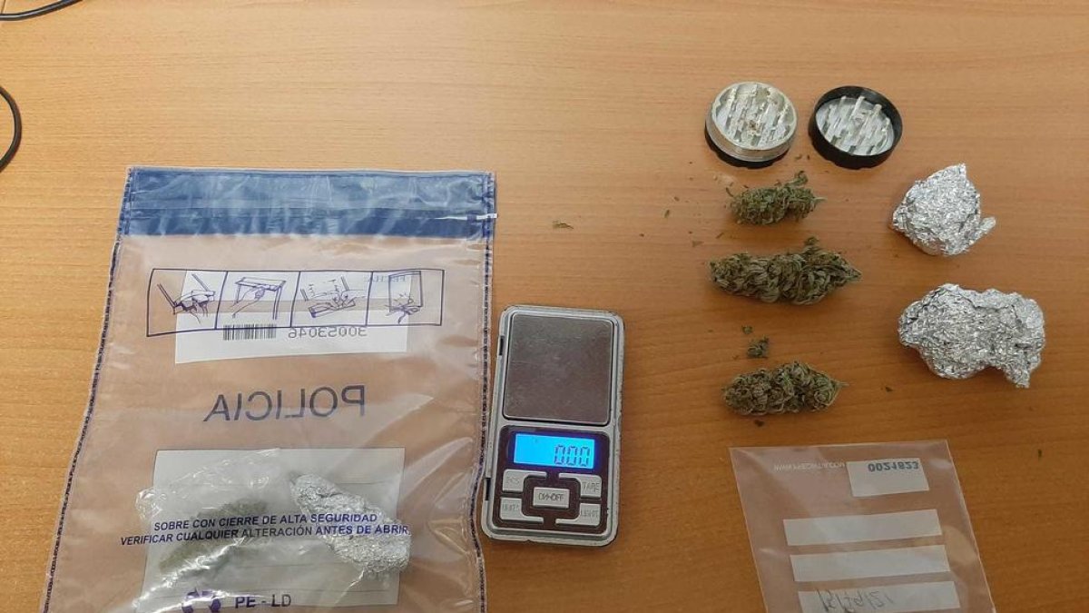 Enxampen a un home llençant un pot amb marihuana des d'un cotxe a Reus