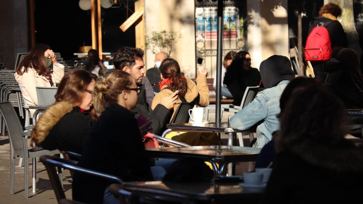 Delgado constata incumplimientos en las terrazas de los bares durante el primer día del plan de desescalada