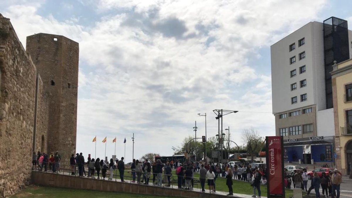 Cues de turistes per entrar al Circ romà de Tarragona durant els darrers dies de Setmana Santa