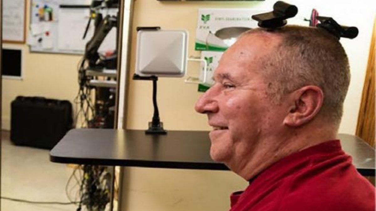 Creen un dispositiu que permet a les persones amb paràlisis usar una tauleta sense tocar-la i sense cables