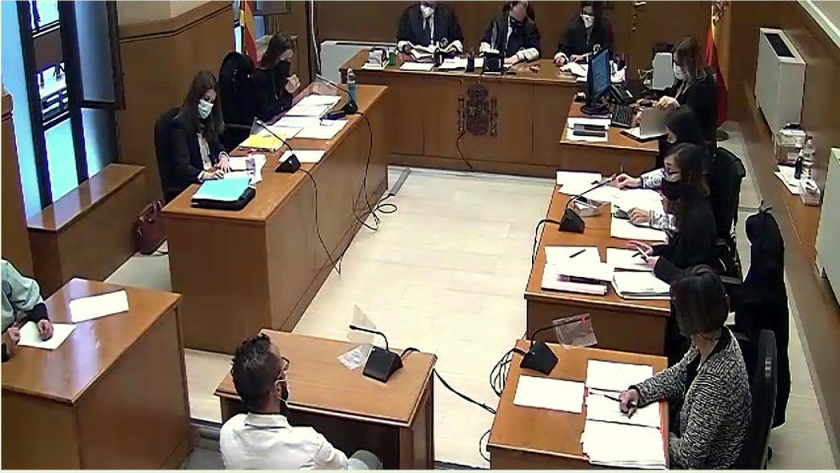 Condenan a seis años de prisión a los dos acusados de una agresión sexual doble en Manresa