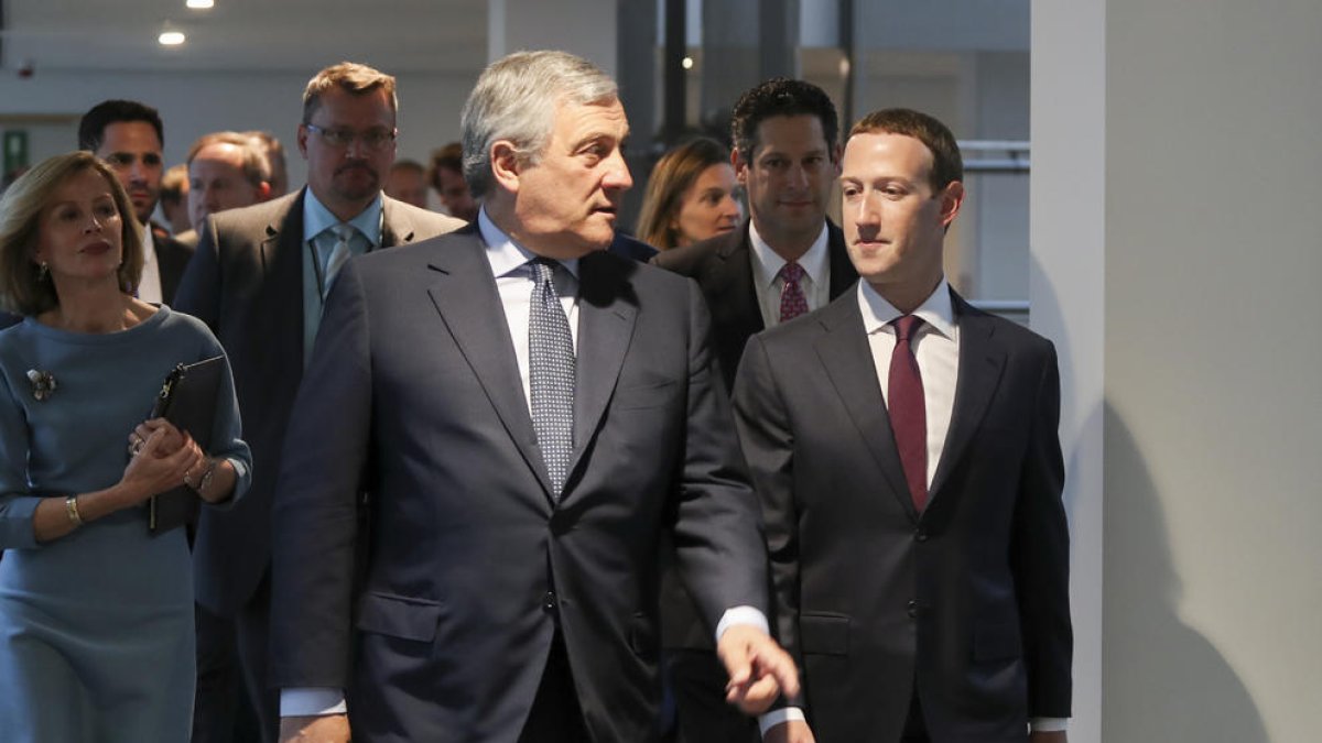 Mark Zuckerberg se disculpa con millones de usuarios europeos de Facebook por|para el escándalo de Cambridge Analytica