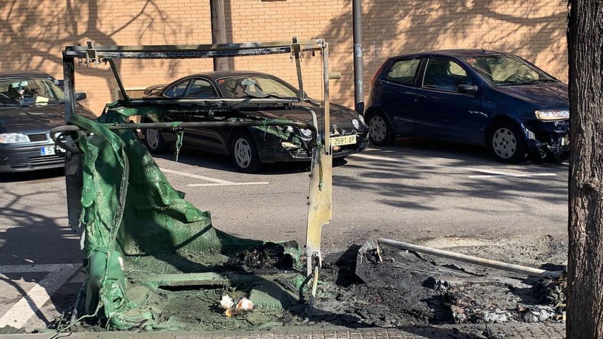 Els Bombers realitzen cinc serveis per incendis de vehicles i contenidors al Camp de Tarragona