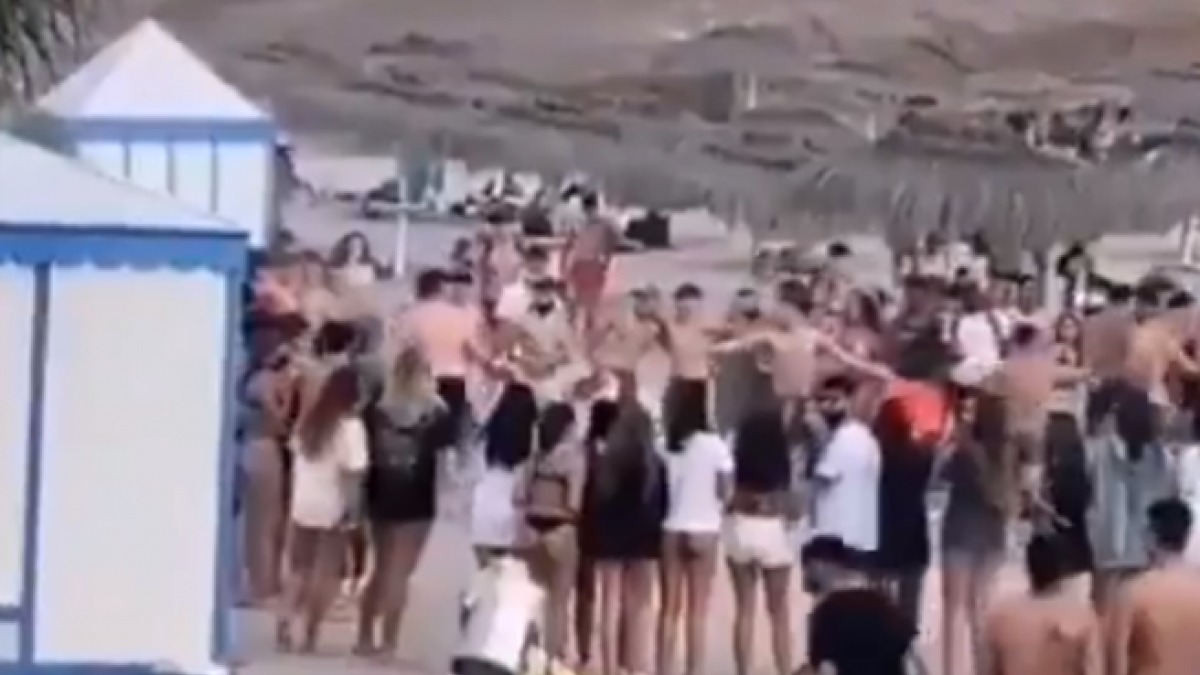 Un grupo de jóvenes protagoniza una pelea con guantes de boxeo en una playa de Tenerife