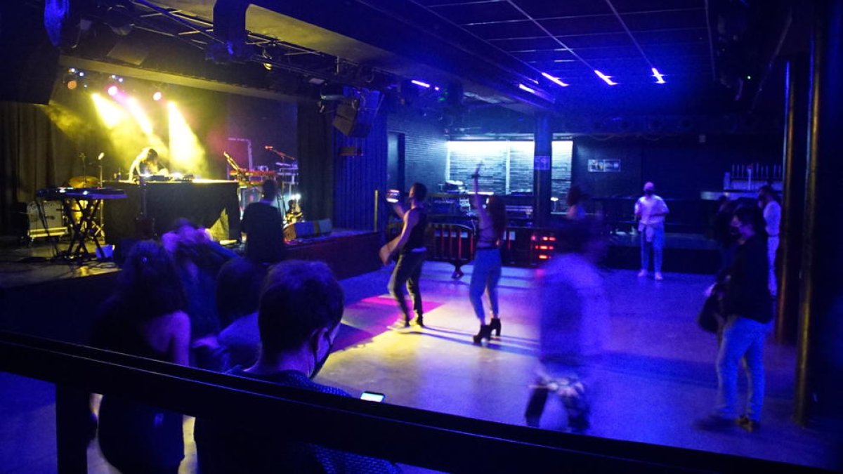 Ninguna persona del medio millar de asistentes al concierto del Apolo se contagió del coronavirus