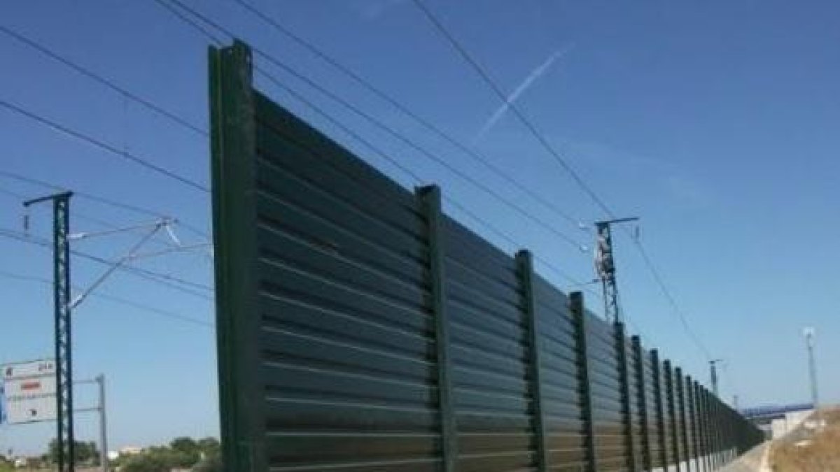Adif vol construir plaques acústiques a la via del tren de Torredembarra per reduir el soroll