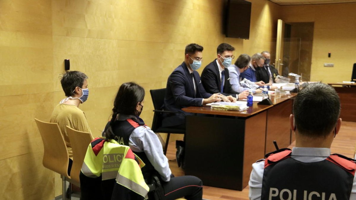 Plan|Plano general de la madre que mató a la hija en Gerona. Foto del primer día de juicio del 1 de marzo del 2021 (horizontal)