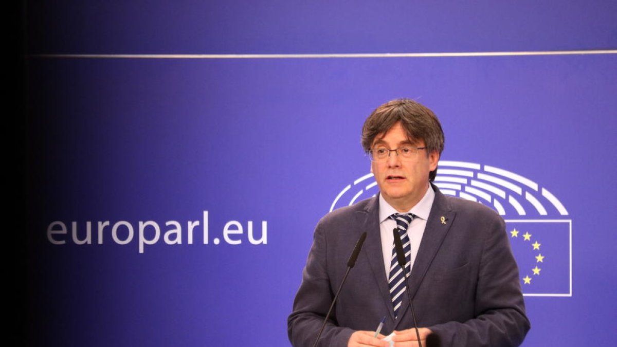 Puigdemont defiende que la mesa|tabla de diálogo es «entre dos gobiernos»: «Ni estoy, ni lo tutelo»