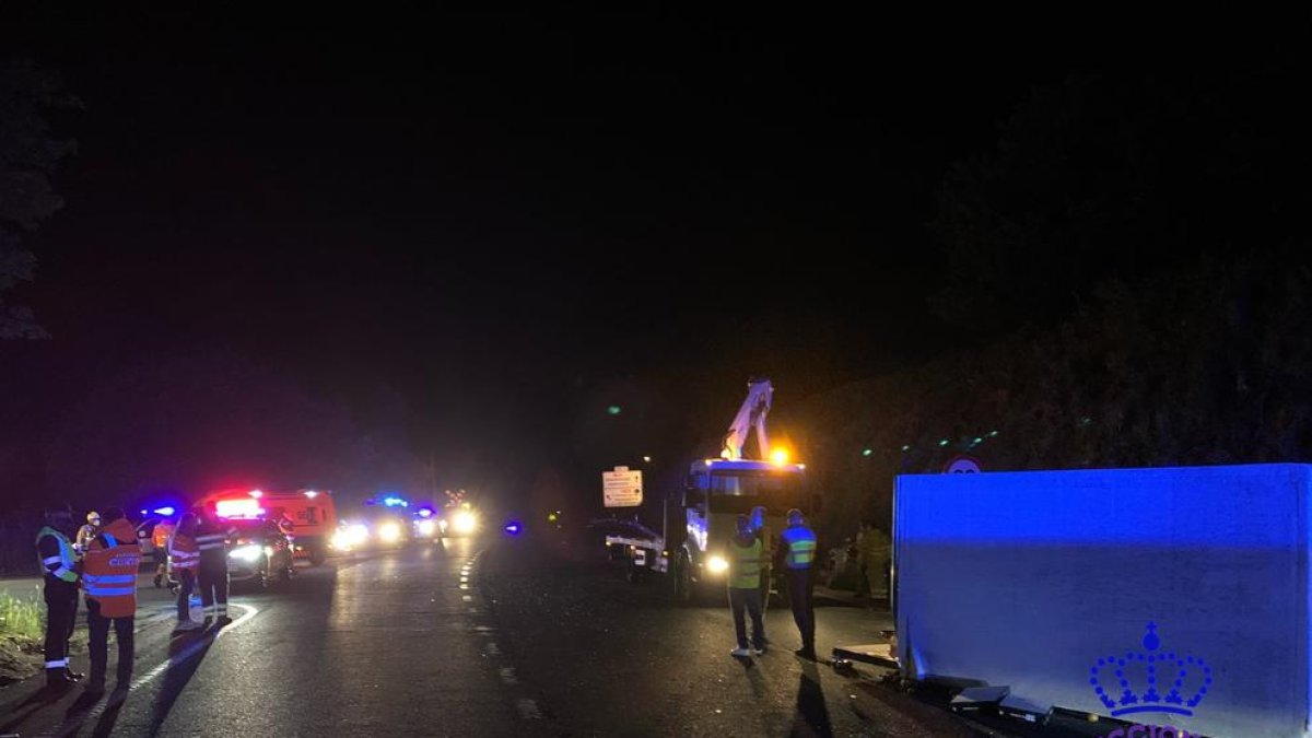 Tres jóvenes muertos en una colisión frontal con un camionero bebido y drogado