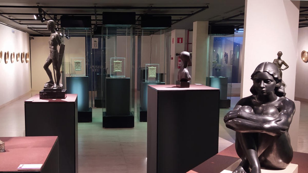 El Museo Deu del Vendrell saca a la luz más de 70 piezas vinculadas a la figura de la mujer
