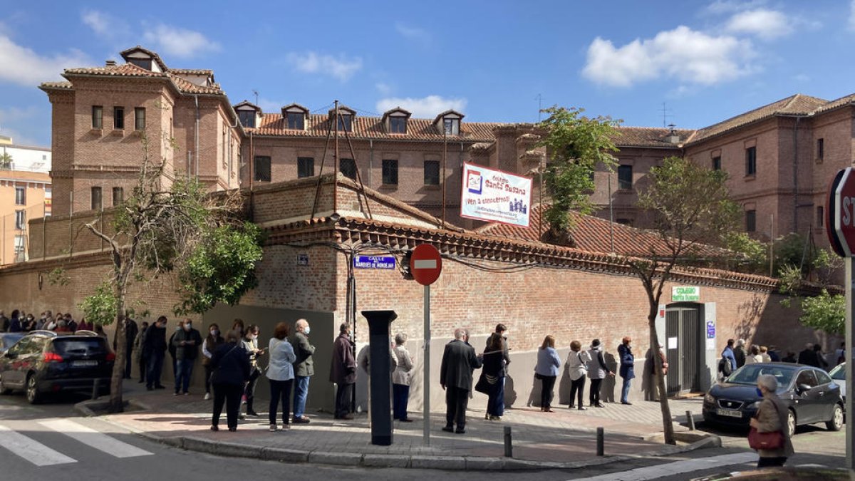 Llargues cues per votar a alguns col·legis electorals a Madrid