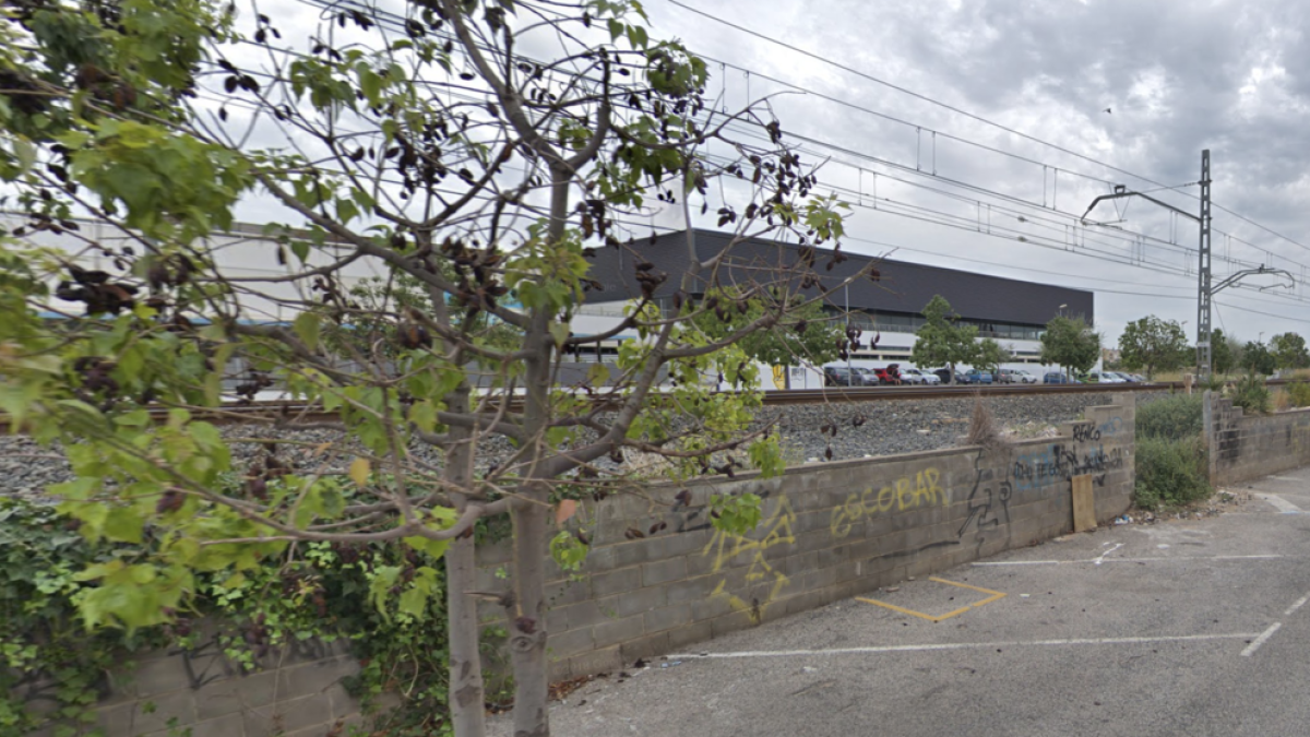 Un tren atropella a un joven de 19 años en Cunit en un tramo de vías alejado de la estación
