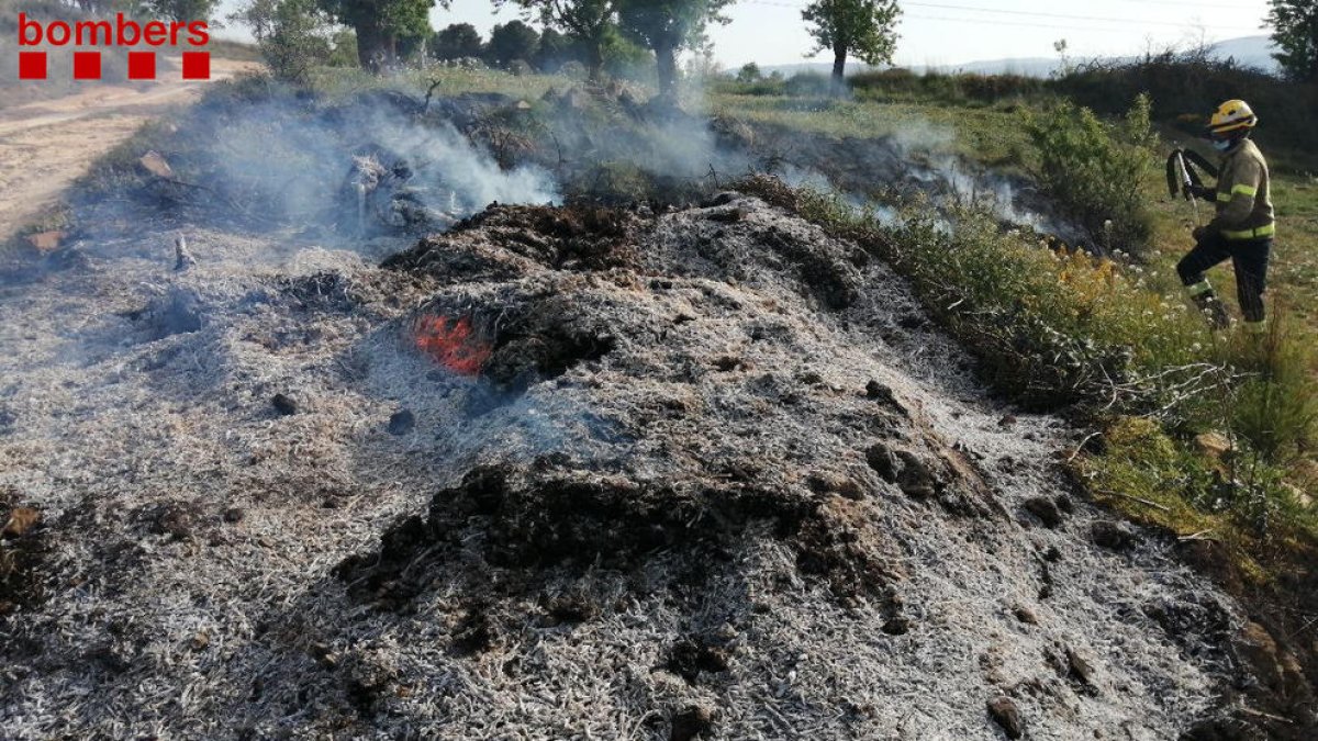 Els Bombers treballen en un incendi de vegetació agrícola a Barberà de la Conca