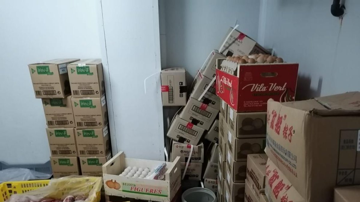 Productes alimentaris caducats o amb l'etiqueta manipulada comissats per la Guàrdia Urbana de Barcelona