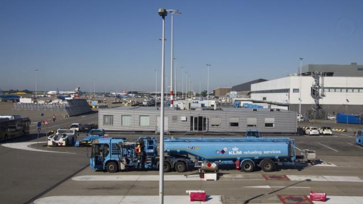 Detinguts sis espanyols per no posar-se la mascareta i crear problemes durant un vol a Àmsterdam